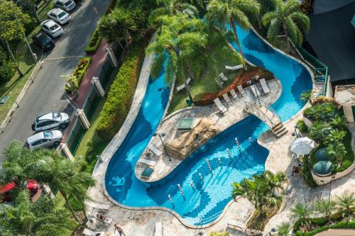 uma vista superior de uma piscina num resort em Plaza Barra First no Rio de Janeiro