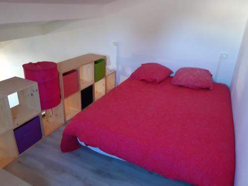 グリュイッサンにあるGruissan Studioのベッドルーム1室(赤い掛け布団付きのベッド1台付)