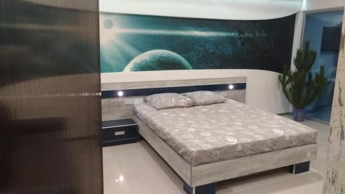 - une chambre avec un lit et une peinture murale dans l'établissement Falcon-X apartment, à Mykolaïv