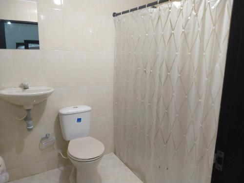 La salle de bains est pourvue de toilettes et d'un lavabo. dans l'établissement cactus city hostel confort, à Ríohacha