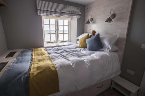 Rockport Lodge tesisinde bir odada yatak veya yataklar