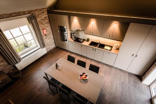 vista sul soffitto di una cucina con tavolo e sedie di Watou Guesthouse a Watou