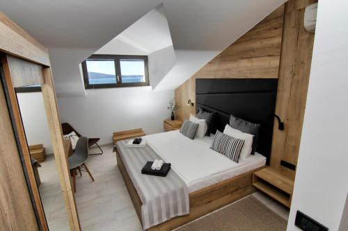 Giường trong phòng chung tại Azur