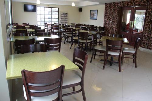 Un restaurante o lugar para comer en Quinta Dorada Hotel & Suites