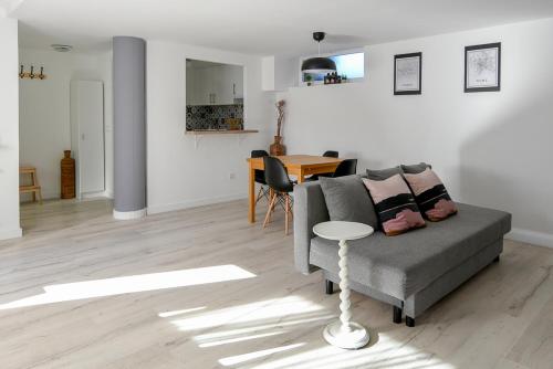 salon z kanapą i stołem w obiekcie Escapada Corredor Verde del Oeste w mieście Brunete