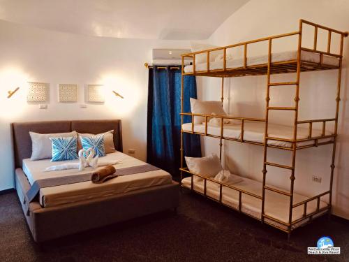 um quarto com 2 camas e um beliche em White Chocolate Hills Resort em Zamboanguita