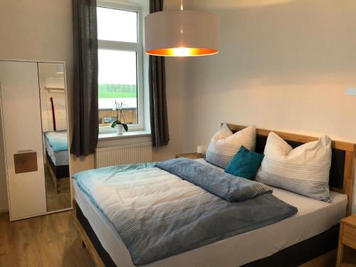 1 dormitorio con cama con almohadas y ventana en Oberwirt, en Lambrechten