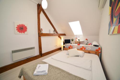 1 Schlafzimmer mit 2 Betten und einem Fenster in der Unterkunft Studio apartment White in Zagreb