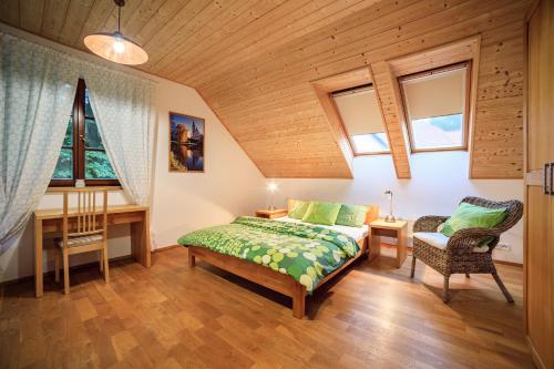 1 dormitorio con cama, escritorio y ventana en Penzion Mlyn Trestice, en Třeštice