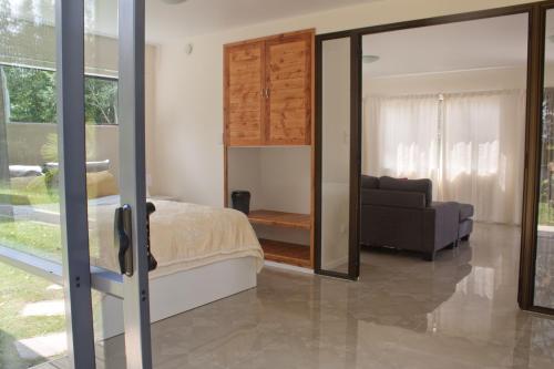 sypialnia z łóżkiem i przesuwnymi szklanymi drzwiami w obiekcie Tauhara Luxury Apartment w mieście Okaihau