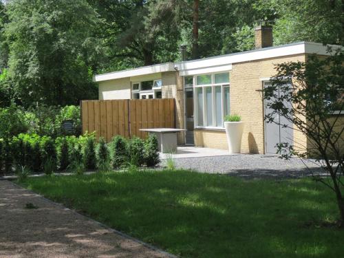 a garden with a building with a table in it at 't Salehemse Huuske in Zelhem