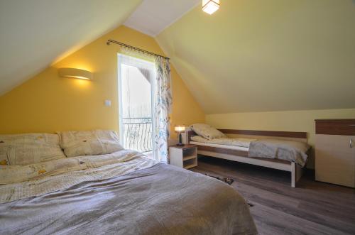 a bedroom with two beds and a window at Zielone Zacisze in Krościenko