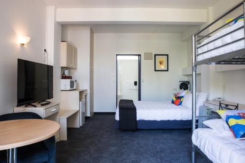 パラパラウム・ビーチにあるU Studios Paraparaumu Beachのホテルルーム ベッド1台&二段ベッド1組付