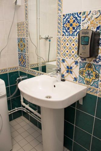 a bathroom with a sink and a shower at Mixed colors loft -majoitus in Lahti