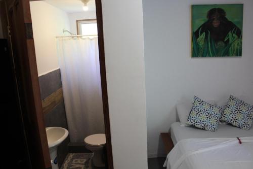 Ett badrum på Cabinas Playa Surf Hostel