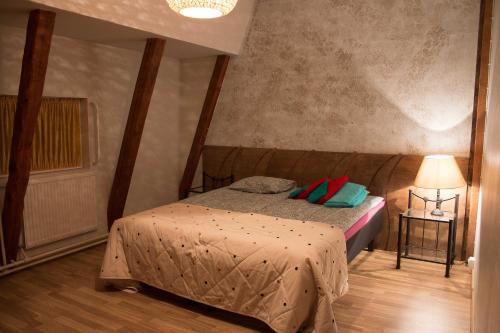 ein Schlafzimmer mit einem Bett mit zwei Kissen darauf in der Unterkunft Mixed colors loft -majoitus in Lahti