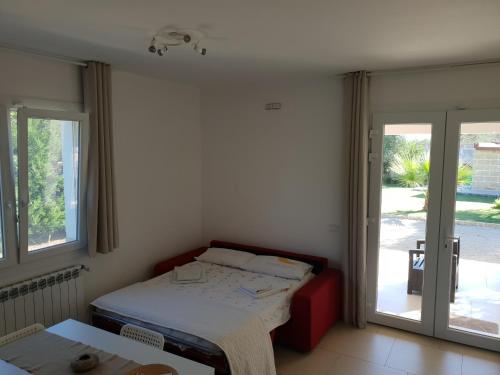 ガラトーネにあるVilletta Via Lecceの小さなベッドルーム(ベッド1台、ガラスのスライドドア付)