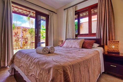 1 dormitorio con 1 cama con 2 toallas en A7 Apt particular no condomínio Pipa Beleza, en Pipa
