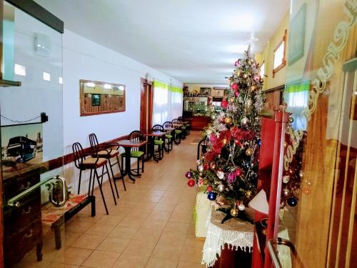 una habitación con un árbol de Navidad en un restaurante en Megaró, en Santa Teresita