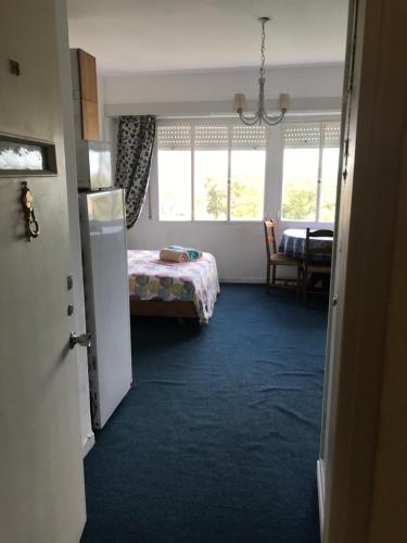 um quarto com uma cama e um quarto com uma janela em Golf Tower em Atlántida