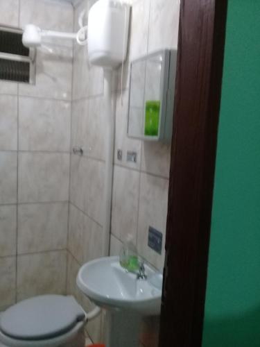 Bilik mandi di Pousada Cabral