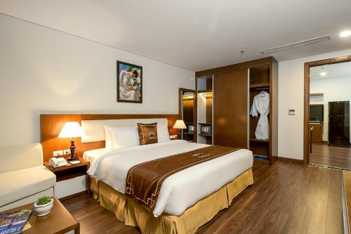 Giường trong phòng chung tại Tamarind Danang Beach Hotel