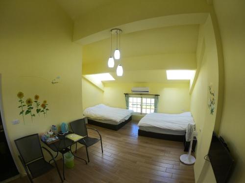 A bed or beds in a room at 鳳林薔薇如画星空民宿