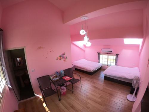 an overhead view of a room with two beds and a table at 鳳林薔薇如画星空民宿 in Fenglin