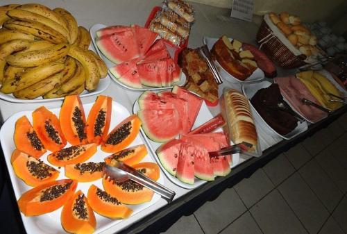 Hotel Capriccio Mauá في مويا: طاولة مع مجموعة من أنواع الفاكهة المختلفة