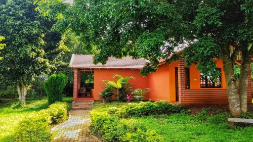 Afbeelding uit fotogalerij van Kabini Lake View Resort in Begūr