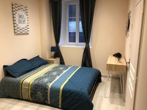 1 dormitorio con cama y ventana en Au 24, en Villiers-Louis