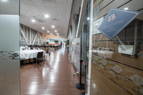 a dining room with tables and a sign on the wall at ARVA Abad San Antonio in León