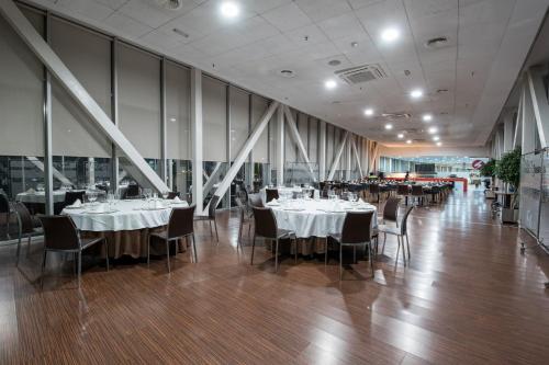 a dining room with tables and chairs in a building at ARVA Abad San Antonio in León