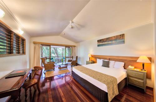 una camera d'albergo con un letto e una scrivania di Thala Beach Nature Reserve a Port Douglas