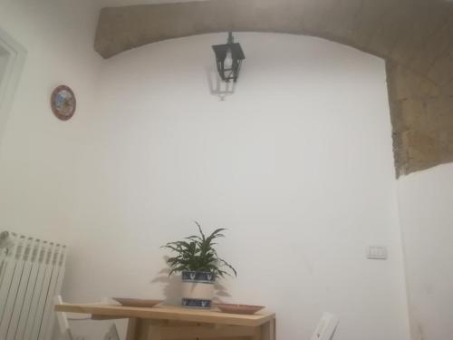 een kamer met een tafel met een potplant erop bij Al Centro di Avellino, Casa vacanze Positano in Avellino