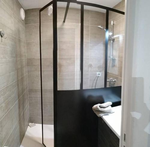 une douche avec une porte vitrée dans une salle de bain dans l'établissement Au cœur de Port Fréjus - T2 30 m² - Tout à pied, à Fréjus