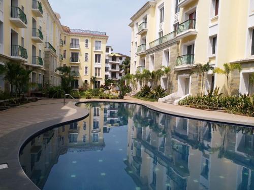 Swimming pool sa o malapit sa Areia De Goa, Comfort Stay Apartment near Baga Beach