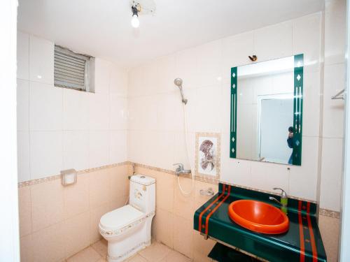 Koupelna v ubytování Phuong Dong hotel