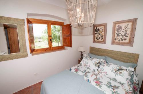 Letto o letti in una camera di Núcleo de Turismo Rural Valle de Iruelas