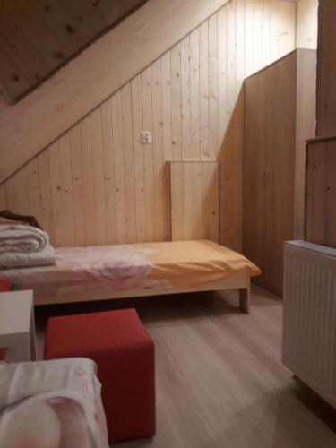 Tempat tidur dalam kamar di Domek Pod Akacjami