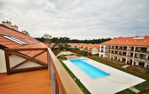 uma vista sobre uma piscina numa varanda em Apartament z Tarasem Plaza 22 em Rogowo