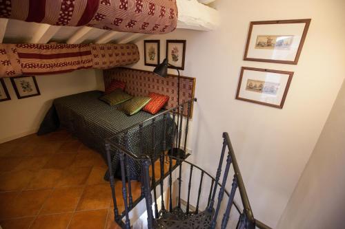 a small room with a bunk bed in a room at Hotel Locanda Degli Artisti in Borgo San Lorenzo