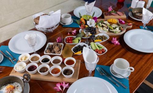ein Tisch mit Tellern und Schüsseln mit Essen darauf in der Unterkunft Doria Hotel Yacht Club Kaş in Kaş