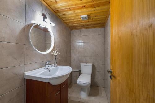 Koupelna v ubytování Platres Forest View Cottage