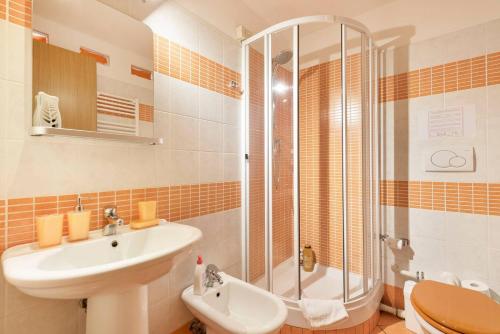 een badkamer met een wastafel, een douche en een toilet bij Via Umberto in Rome