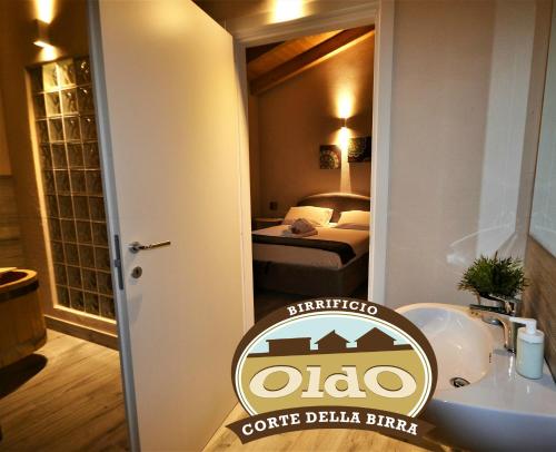 a hotel bathroom with a sign that reads oalo coffee dealerental at CORTE DELLA BIRRA - OLDO in Cadelbosco di Sopra