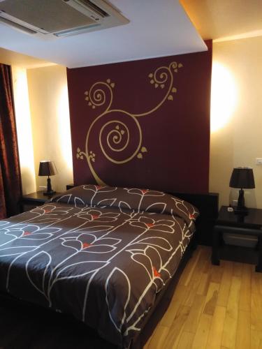 a bedroom with a bed with a brown wall at Pattaya tower room 7 in Pattaya