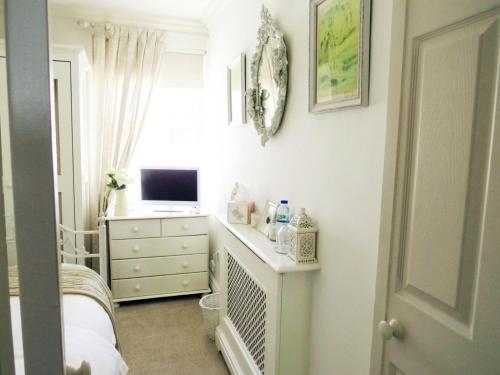 Katil atau katil-katil dalam bilik di Beautiful Lymington New Forest Getaway