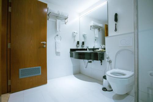 een badkamer met een toilet en een wastafel bij Azzeman Hotel in Addis Ababa