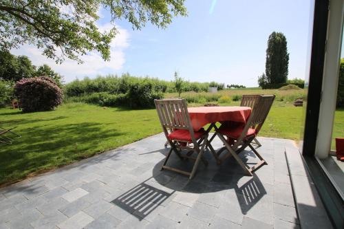 a table and two chairs sitting on a patio at Studio confortable à la campagne et proche de la ville in Walhain-Saint-Paul